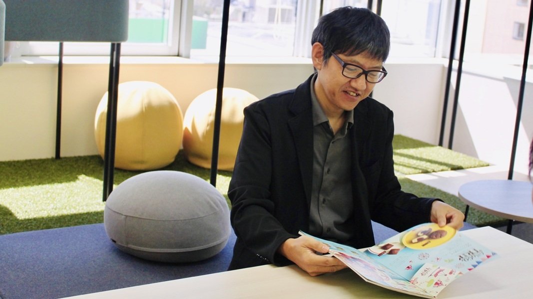 カタログを手に話すDCDの川崎