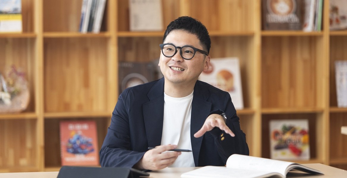 インタビューに答えるDCD国分裕一郎