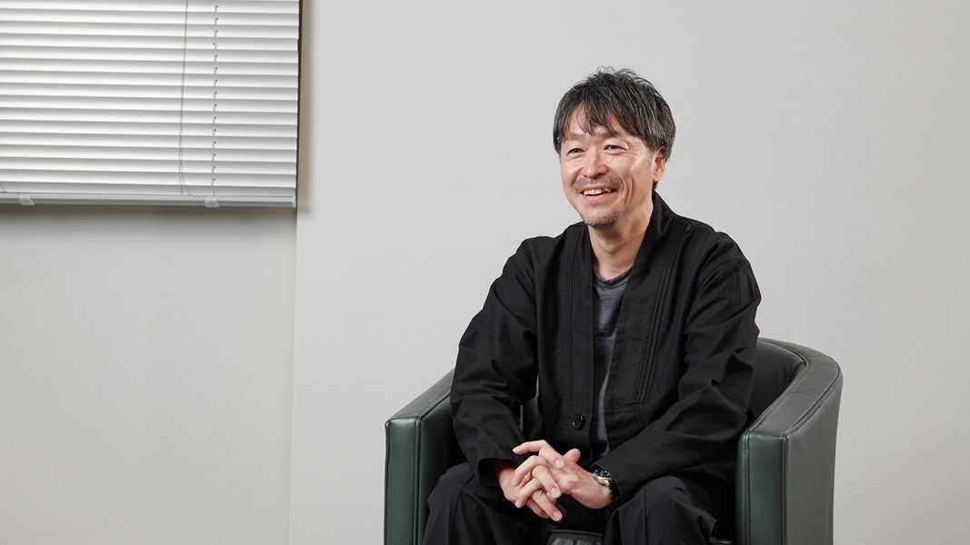 自身の業務について話す猪越 健