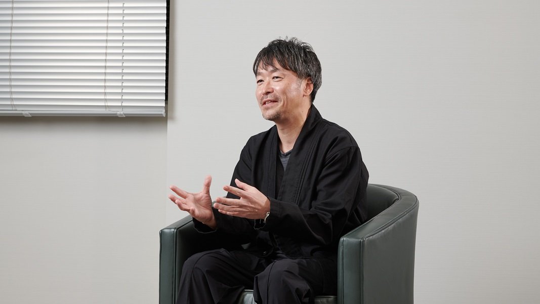 インタビューに答える猪越 健