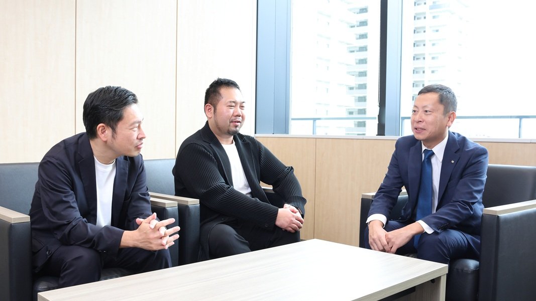 ワークショップについて話す3名（左からDCD田辺、DNP小椋、ニプロ中野様）