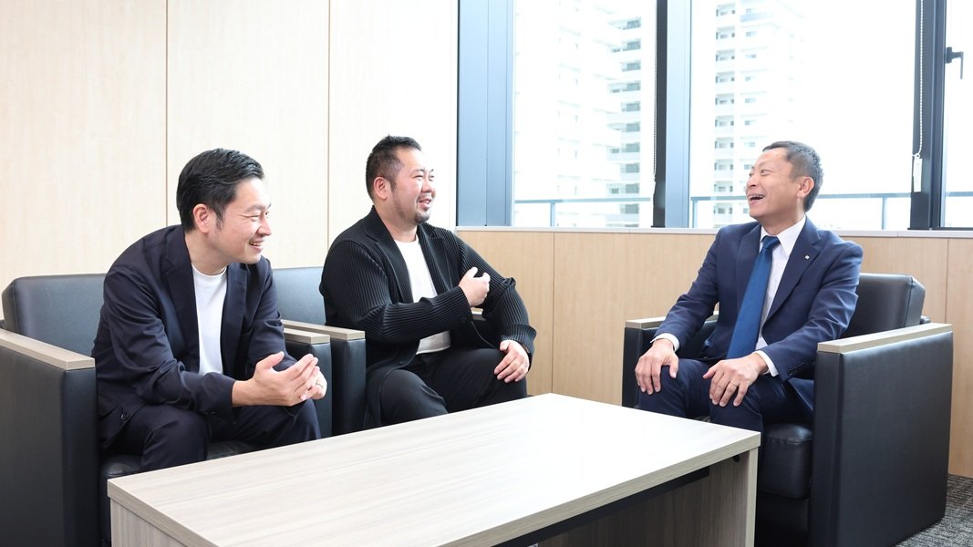 ブースでの反響について話す3名（左からDCD田辺、DNP小椋、ニプロ中野様）