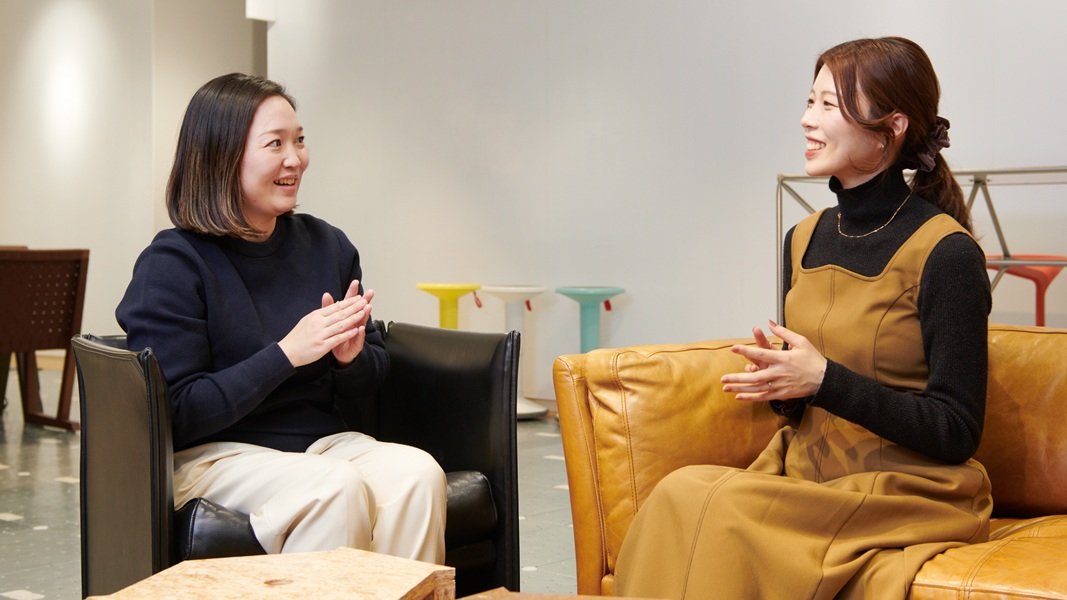 椅子に座り、インタビューに応える八木(左)、野尻(右)