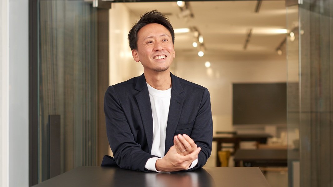 Webプロジェクトマネージャーの大丸寛人（話している様子）