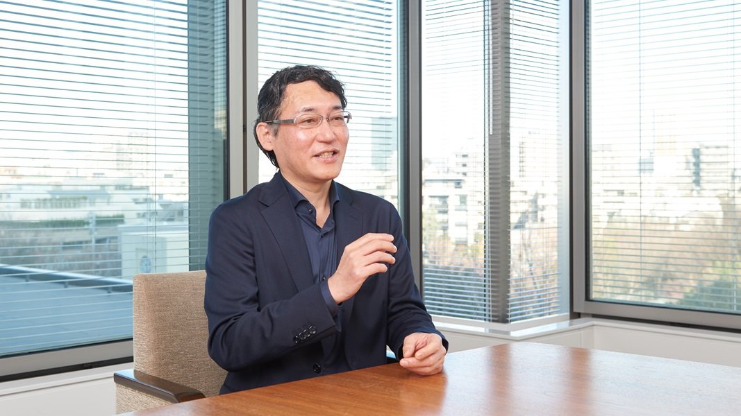 「日清オイリオ あぶらミュージアム」で上映される「Road to 油/You」の制作背景を語るDCDの藤縄