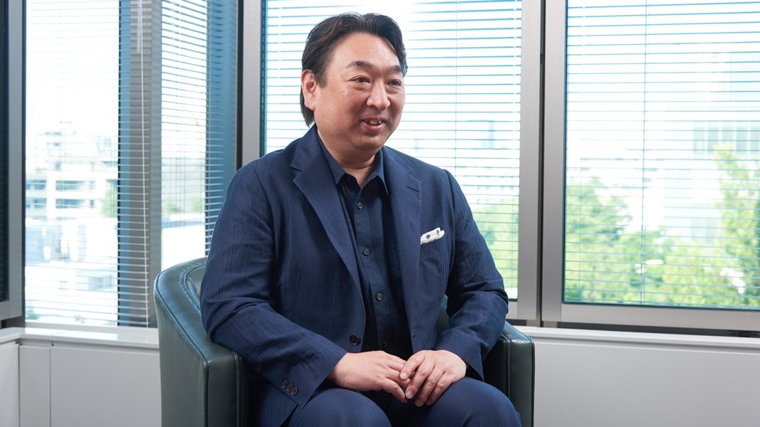 インタビューに応える石井の写真