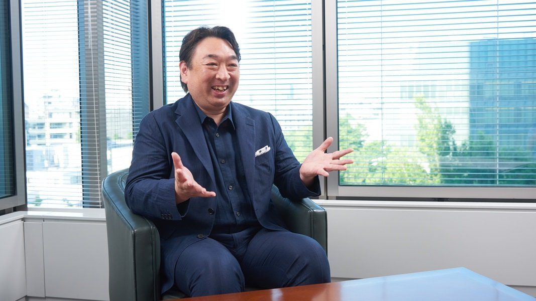 インタビューに応える石井の写真