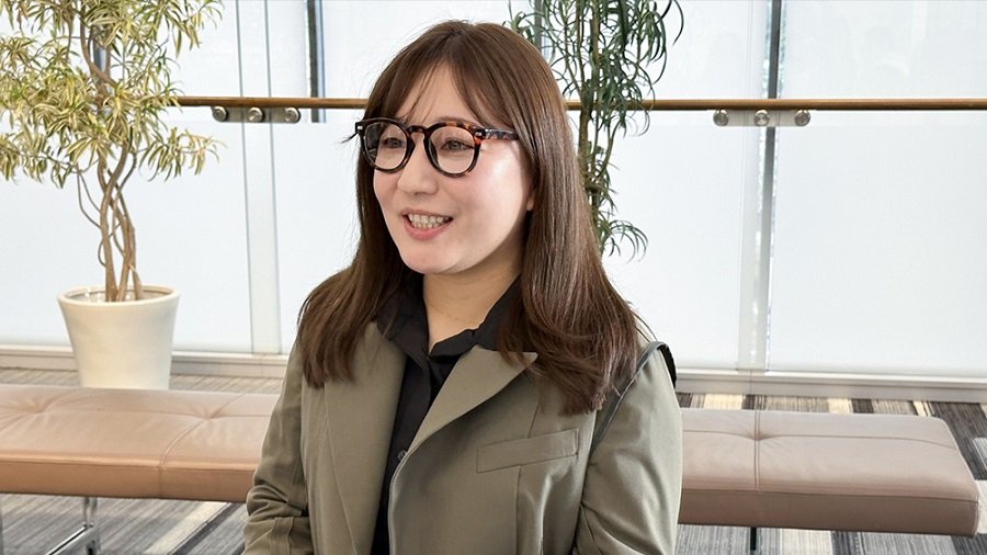 インタビューに応える坂井様の写真