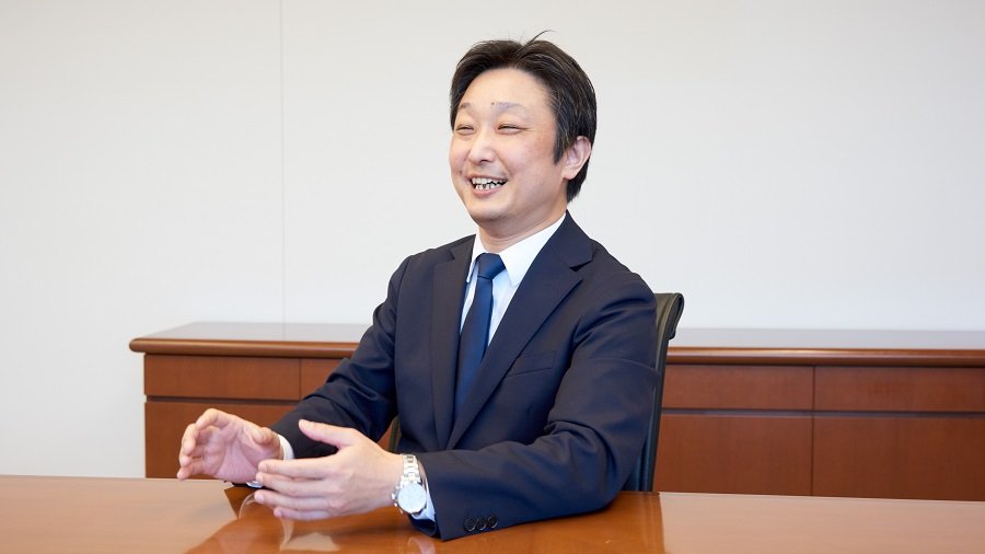 インタビューに応える山口の写真