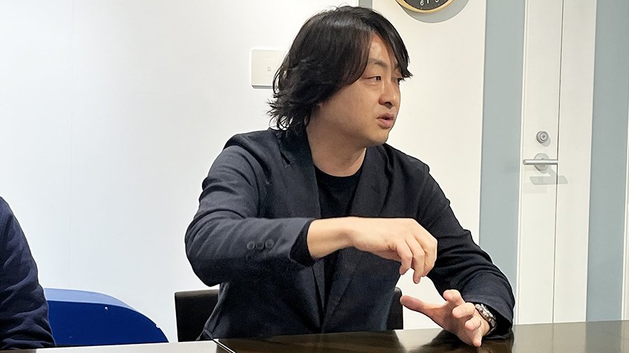 インタビューに応える担当者の写真