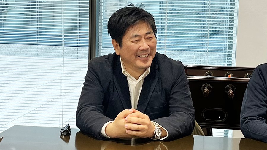 インタビューに応える担当者の写真