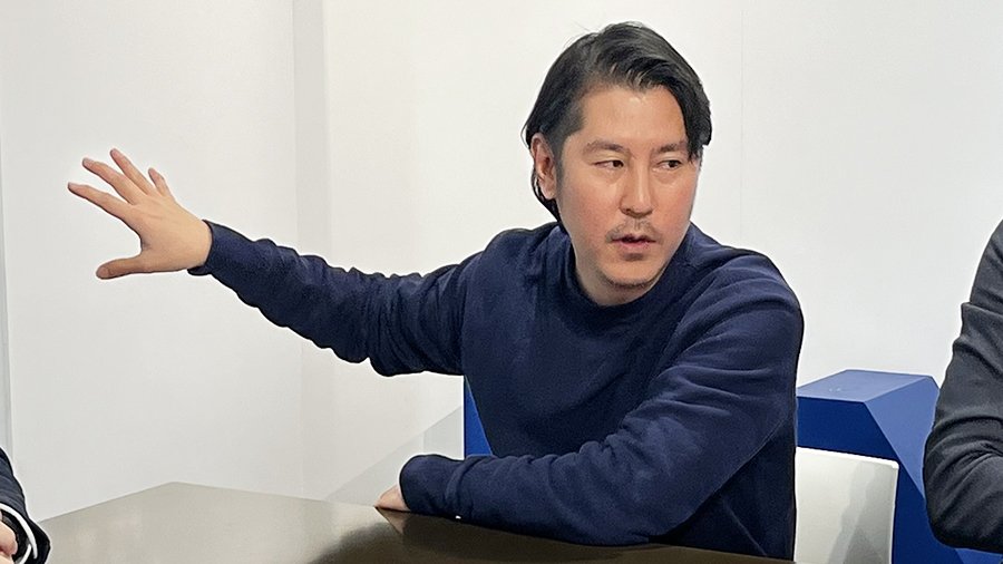 インタビューに応える担当者の写真