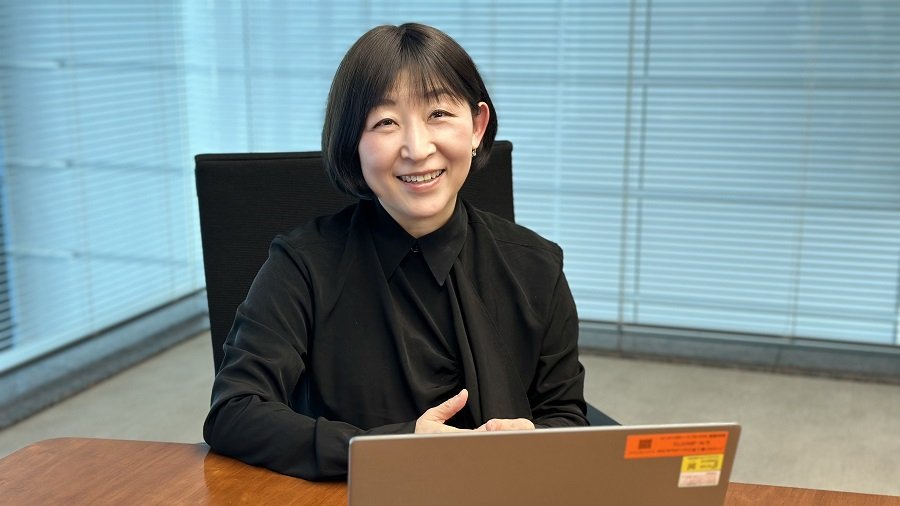 インタビューに応える担当者の写真